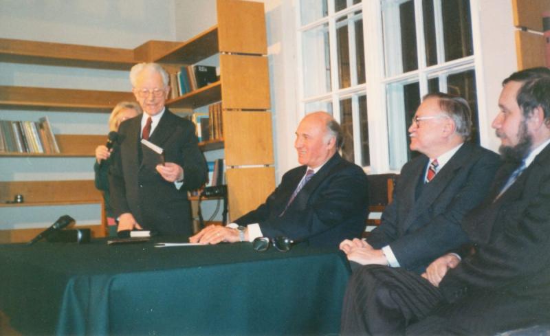 A 1995-ös Kriterion-koszorú átadása az EME kolozsvári székházában Jakó Zsigmondnak, 1996. január 23-án